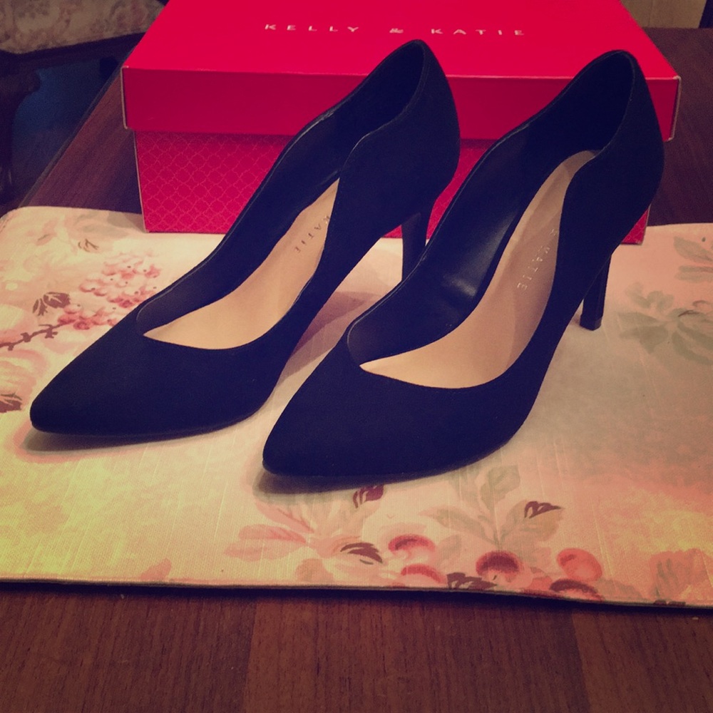 Black suede pump